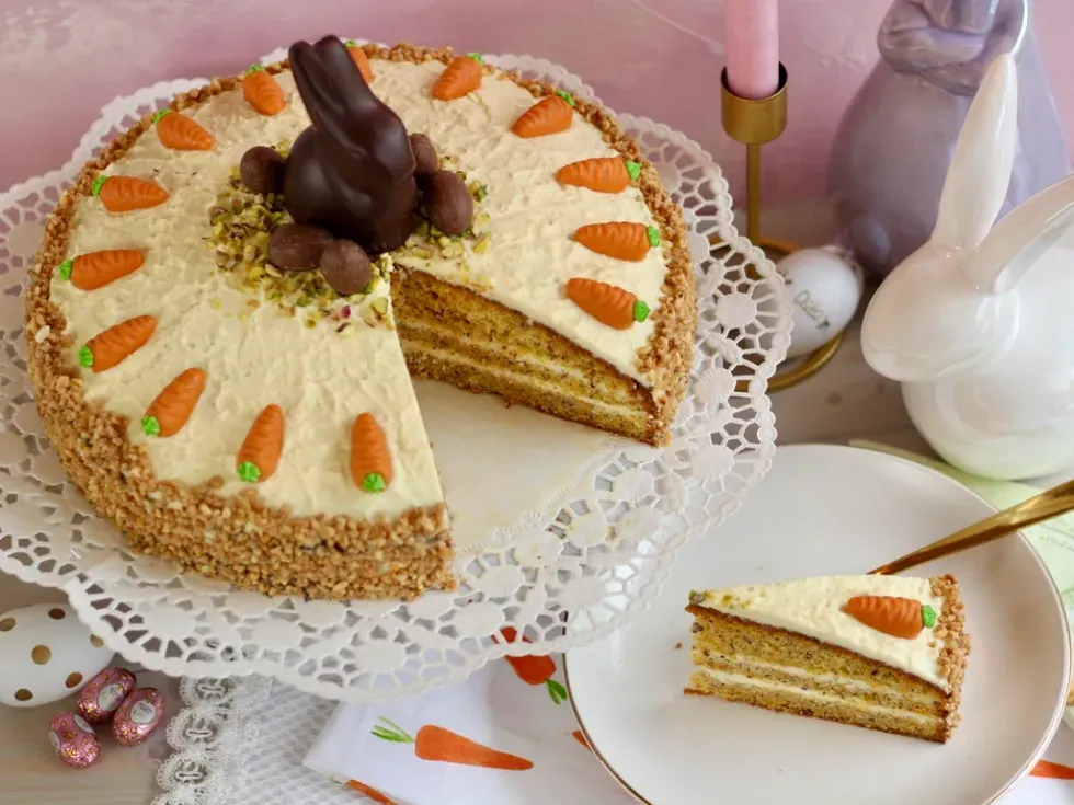 Saftiger Klassiker! Möhrentorte / Karottentorte mit Eierlikör ...