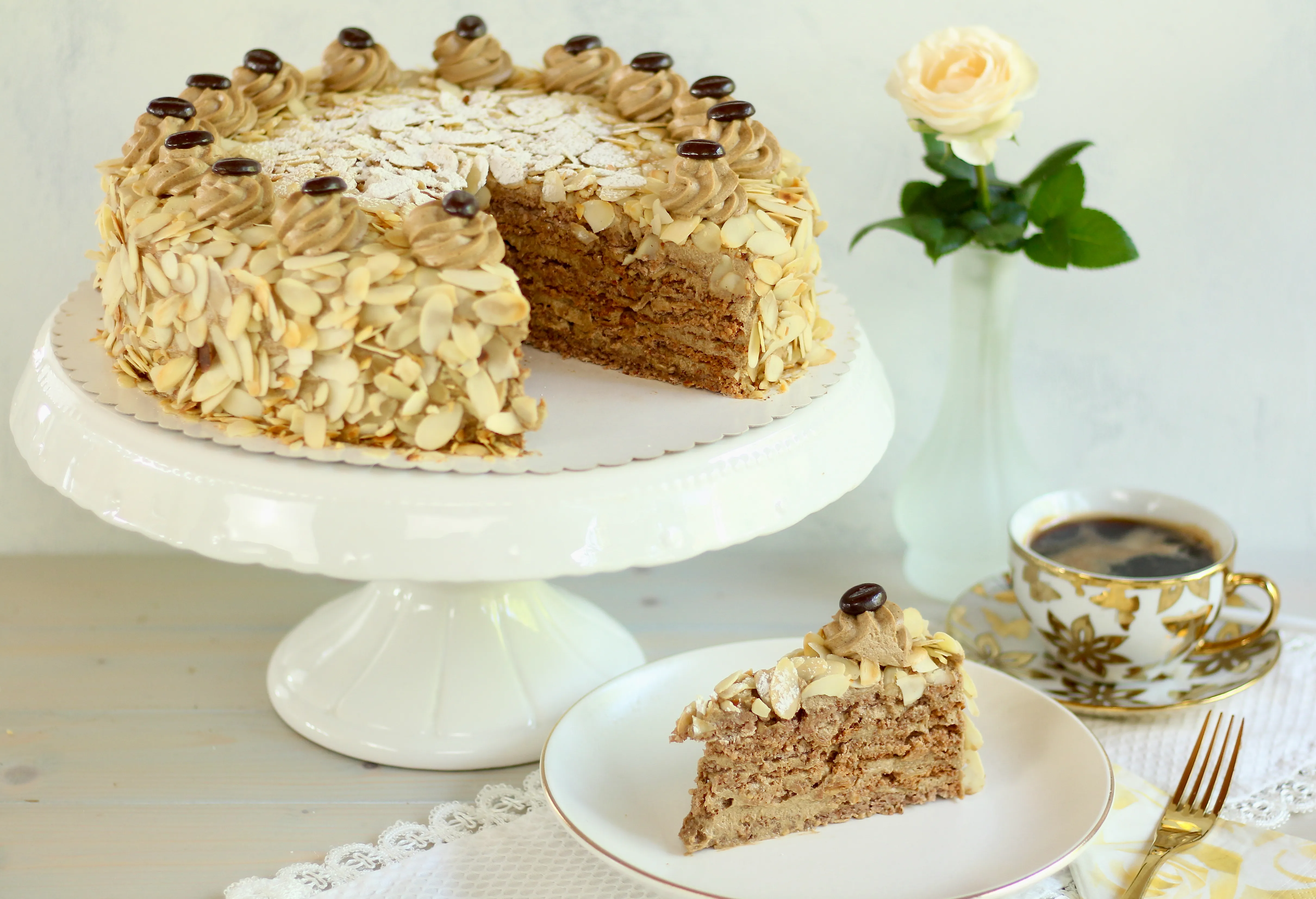Traumhafte Agnes Bernauer Torte: Mandeltorte mit Kaffee-Zimtcreme selber backen! Rezept und Video von Sugarprincess